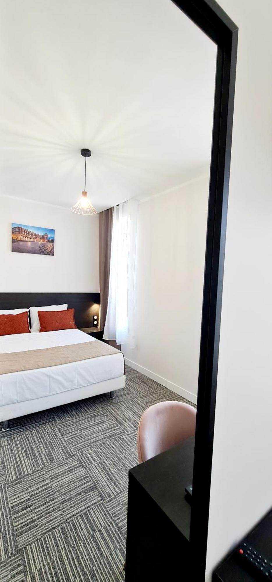 Evelia Hotel *